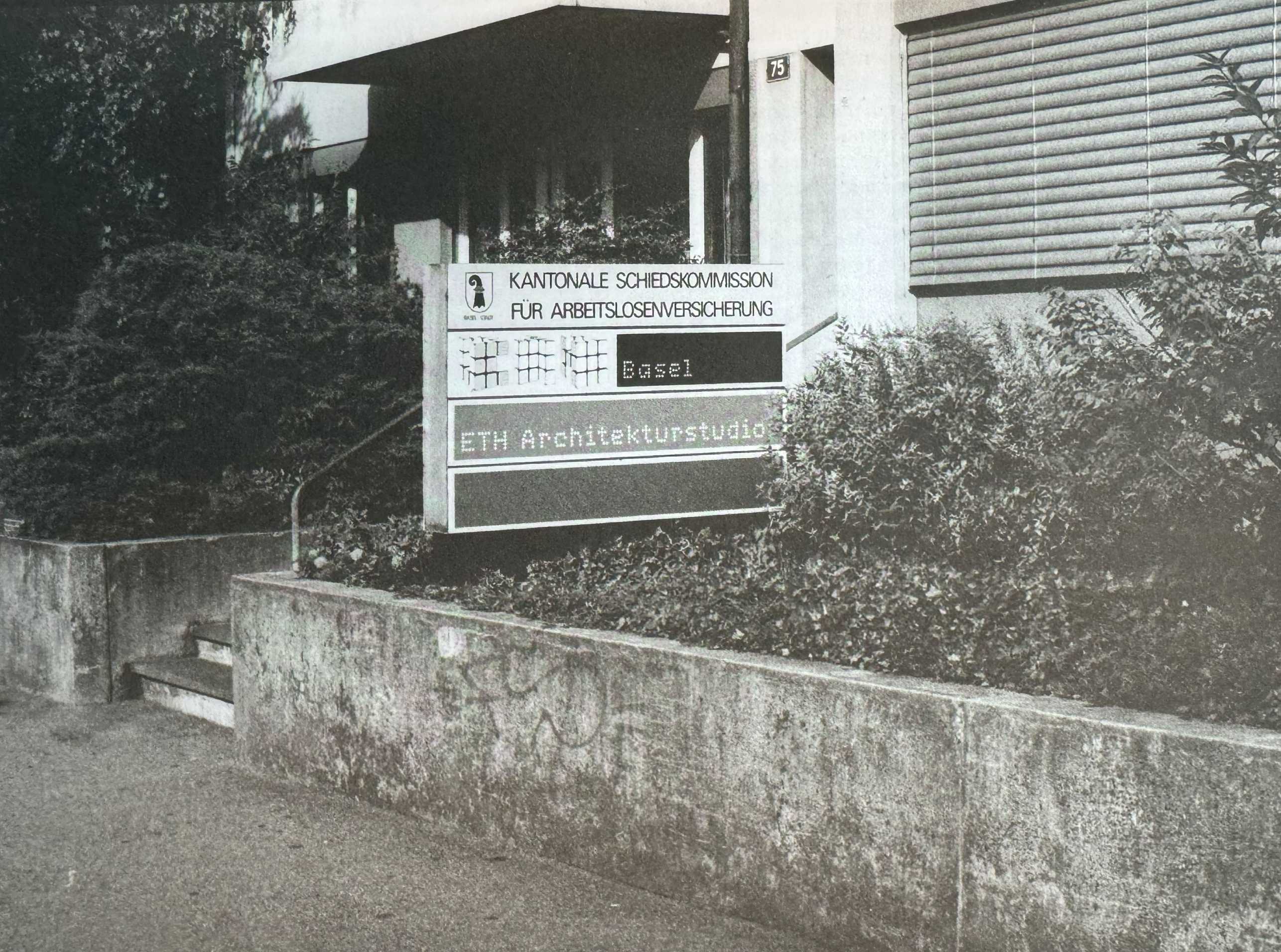 The photo from the D-ARCH yearbook from 2000 shows the first address of the ETH Studio Basel.