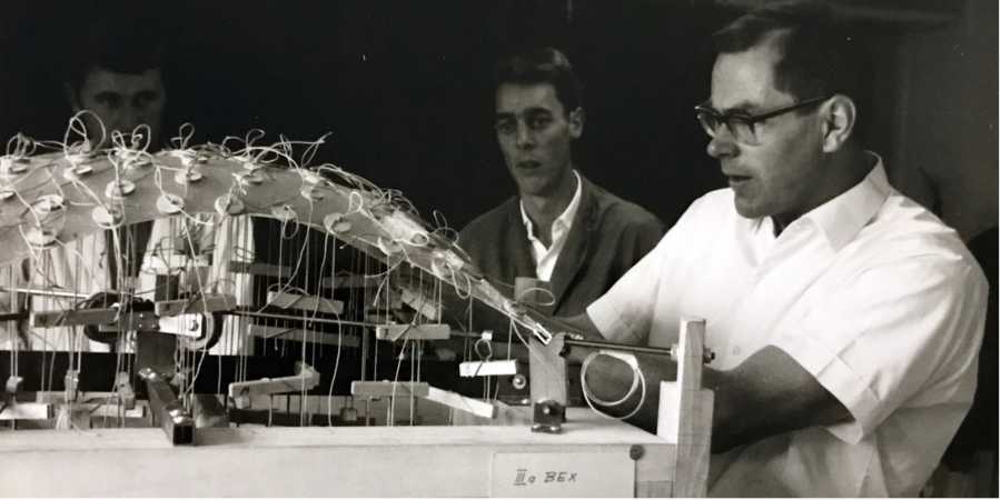 Heinz Isler an der Arbeit an einem Bemessungsmodell, 1968 (gta Archives / ETH Zurich)